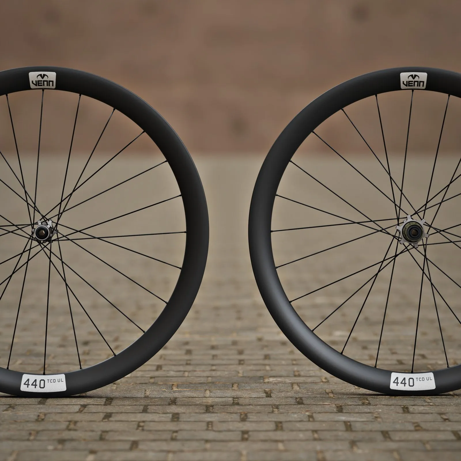 Venn 440 HE1 carbon wielset op Venn Helix-01 naven, gekruist