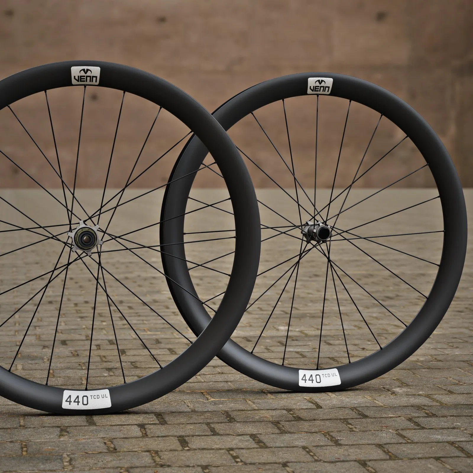Venn 440 HE1 carbon wielset op Venn Helix-01 naven, naast elkaar